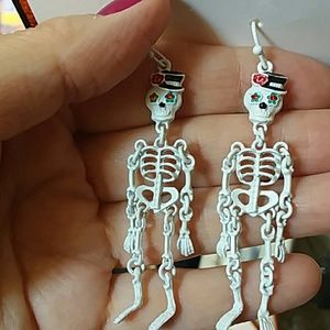 💜SKELETON EARRINGS WITH MOVEABLE BODY NWOT